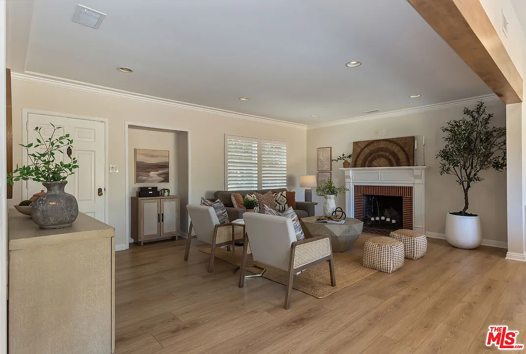 3 bed, 2.0 bath, 1930 sqft, $5,850 — Photo 3