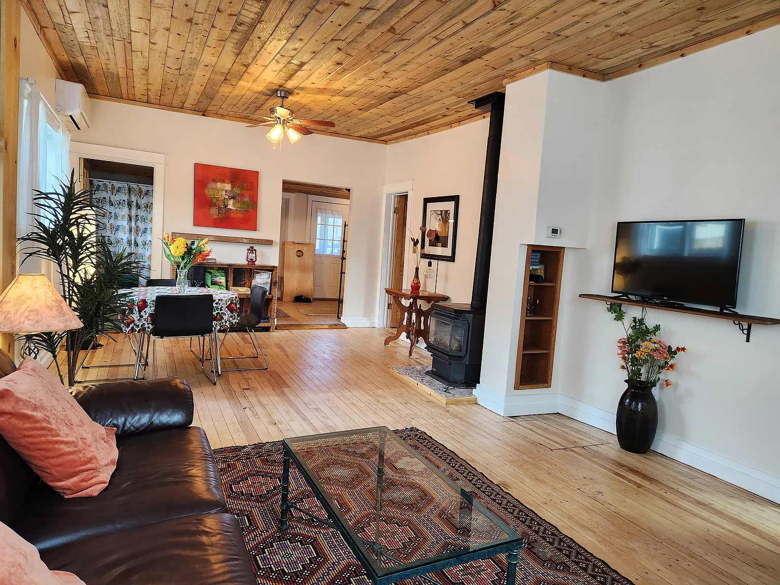 2 bed, 1050 sqft, $1,950 — Photo 1