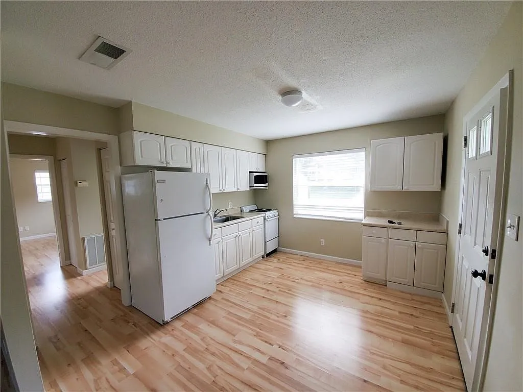 2 bed, 1.0 bath, 800 sqft, $1,950 — Photo 3