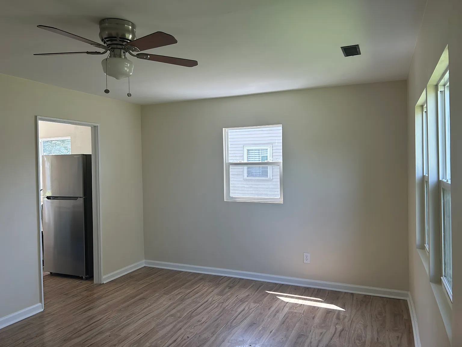 3 bed, 816 sqft, $1,900 — Photo 4