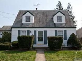 97 Spruce Ln, Valley Stream, NY 11581