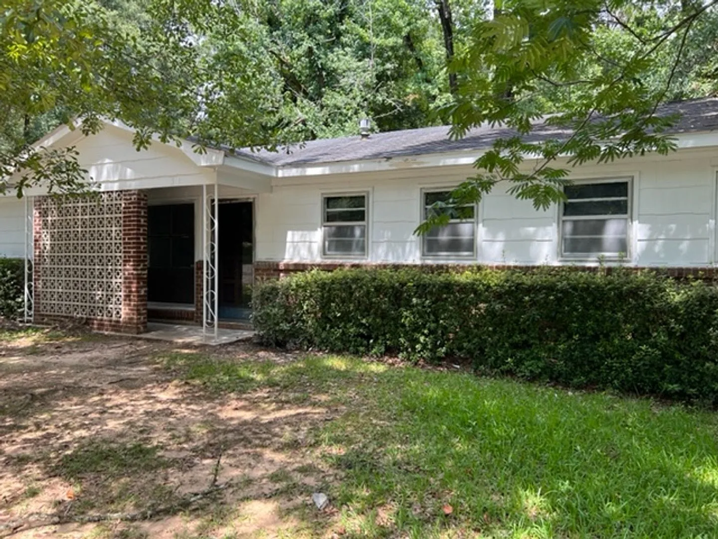 3 bed, 1.0 bath, 1025 sqft, $1,300 — Photo 1