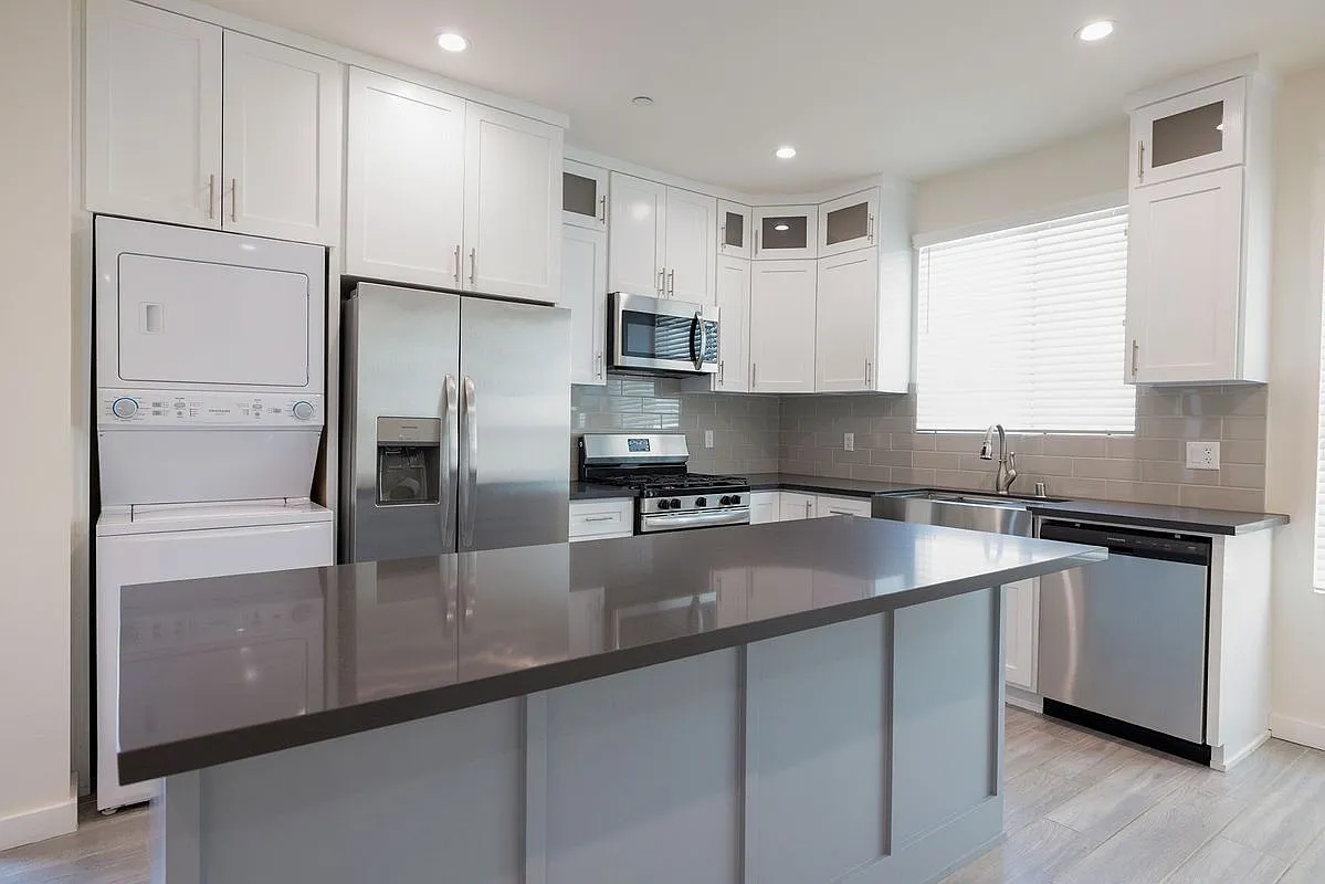 3 bed, 3.5 bath, 1614 sqft, $4,750 — Photo 2