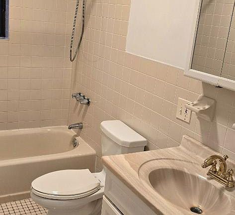 5th image of 212 E 52nd St APT 1R