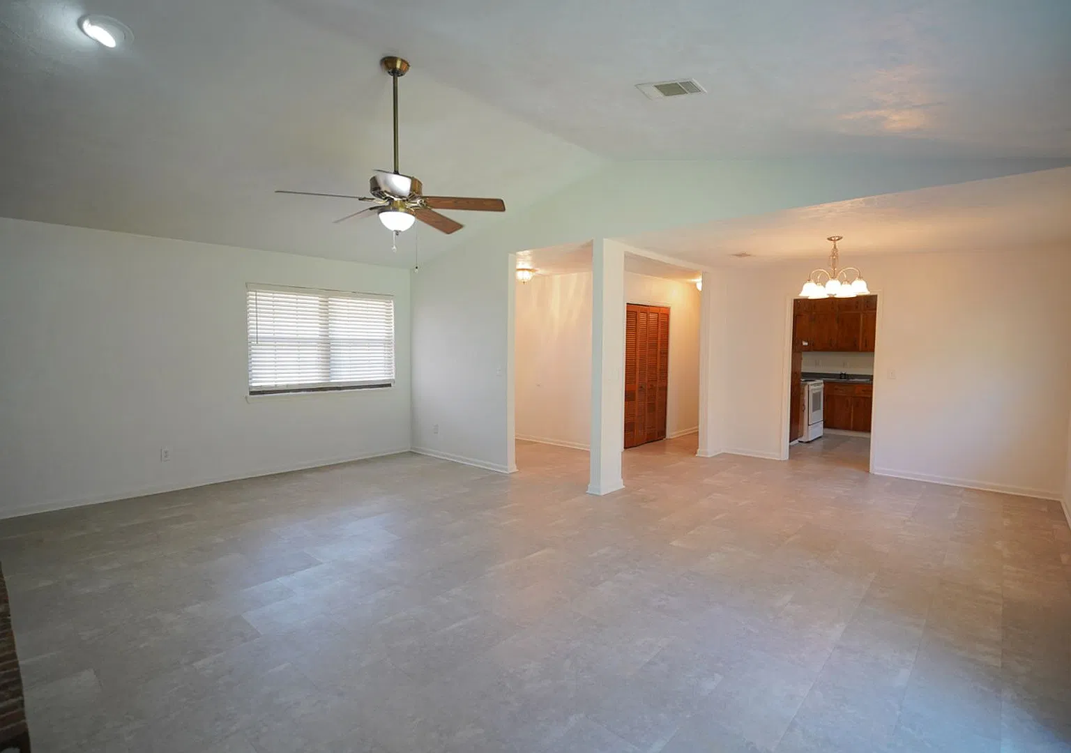 3 Bed / 2 Bath Home w/2 Car Garage in NW Neighborhood! — Photo 3