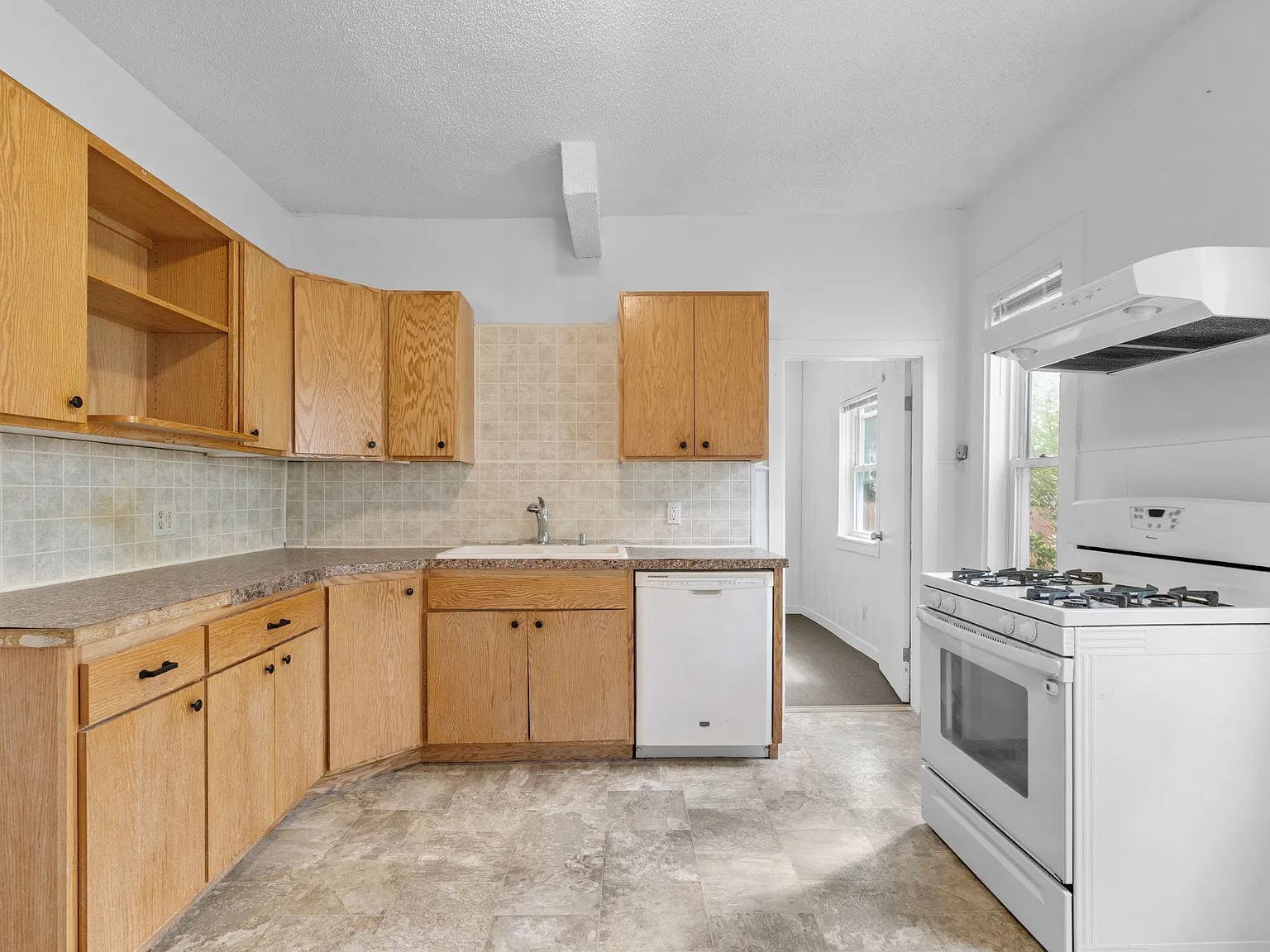 3 bed, 1000 sqft, $1,800 — Photo 2