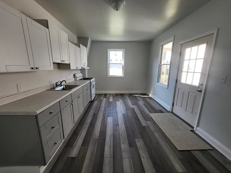 830 W Wilkes Barre St — Photo 2