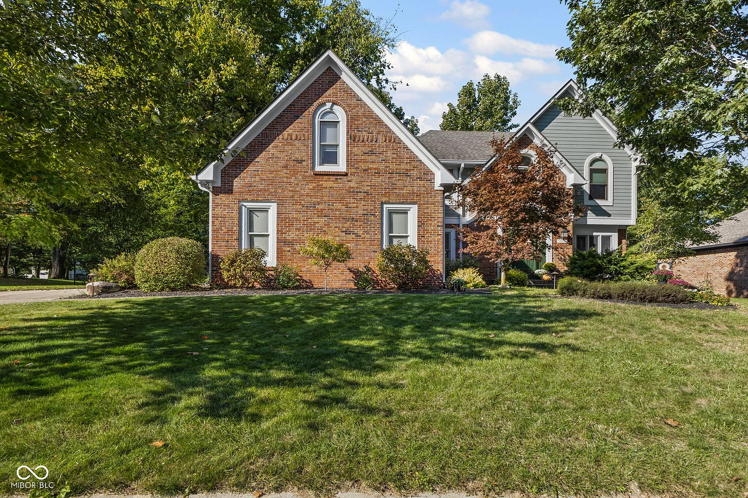 560 Vanhoy Dr photo 1