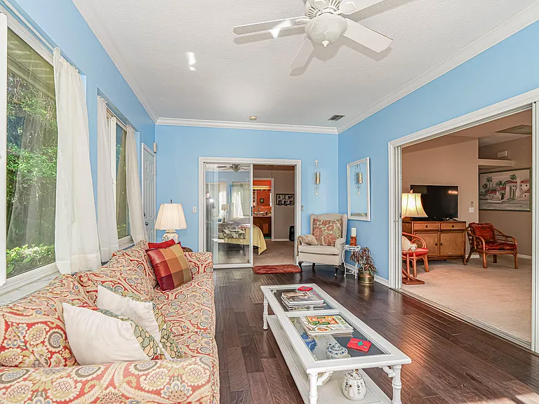 335 Hawthorne Ln — Photo 10