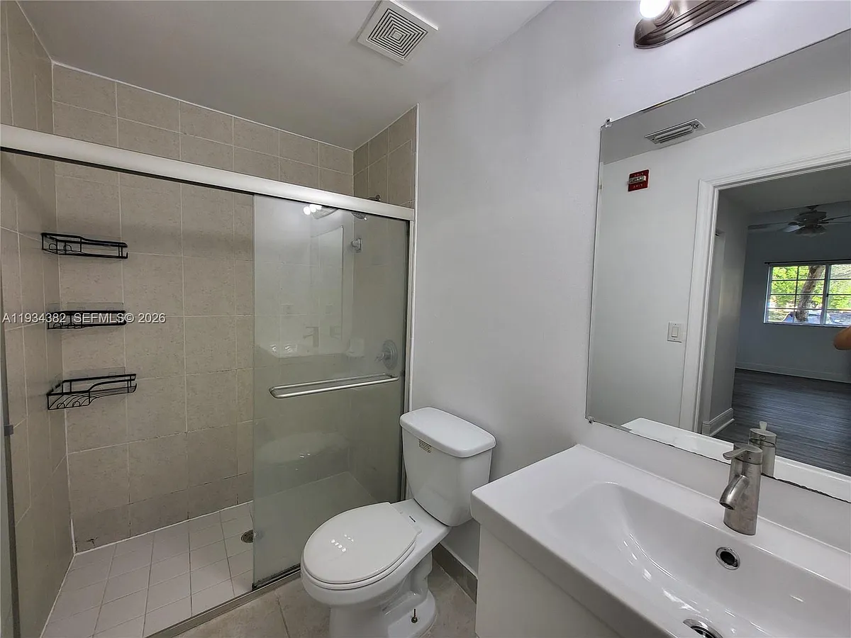 Building Photo - 7200 NW 114th Ave #112