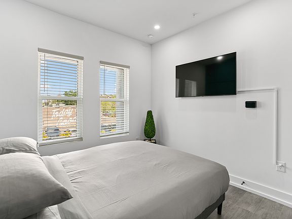 2nd image of 931 S Howard Ave #4