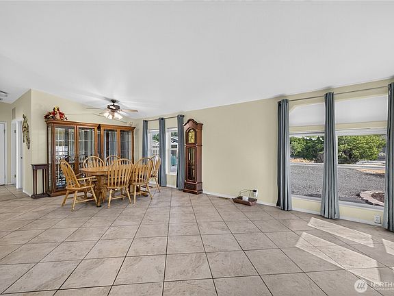 4th image of 105 Edgewater Way SW