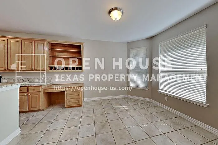 4 bed, 3.0 bath, 2888 sqft, $2,700 — Photo 4