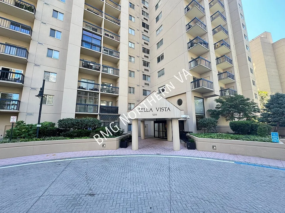 1211 S Eads St #203