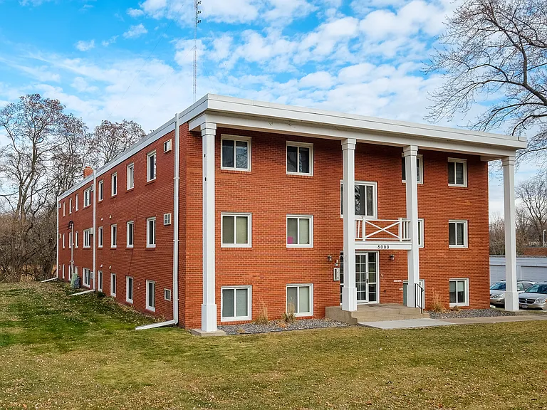 Colonial Apartments — Photo 8