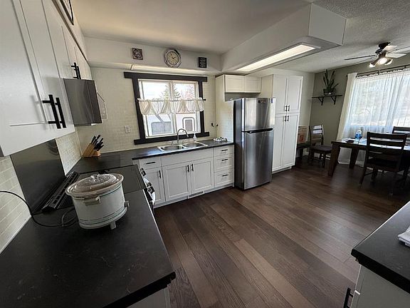 4th image of 19 N Centennial Cres