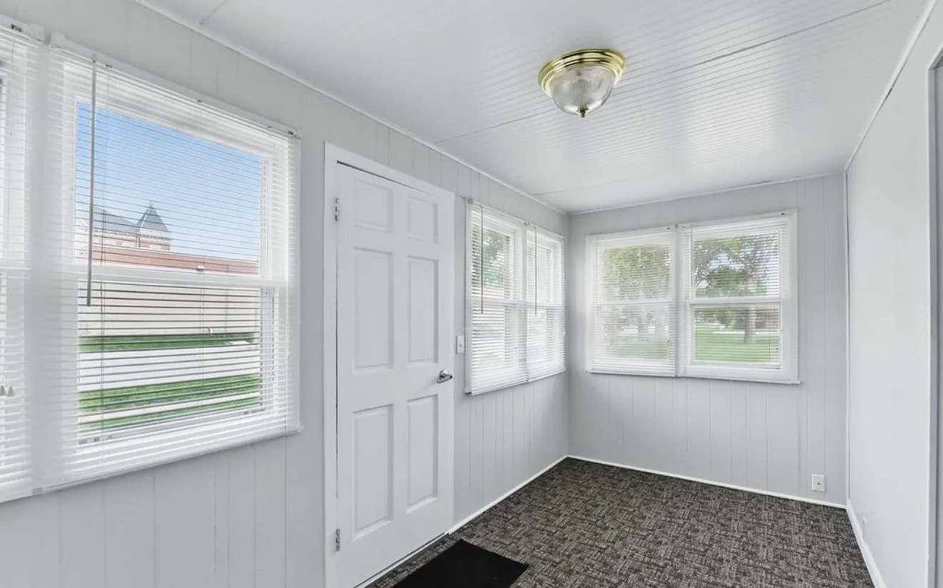 2 bed, 800 sqft, $2,050 — Photo 2