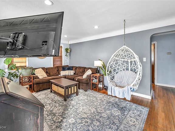 5th image of 3110 Russell Ave