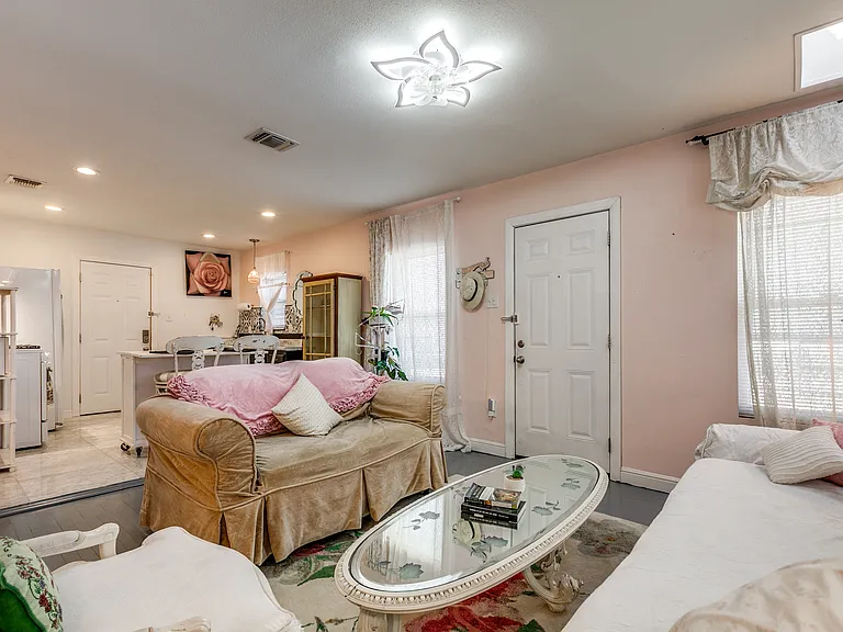 126 Benita St — Photo 8
