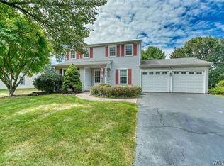 416 Thrushwood Ln, Webster, NY 14580