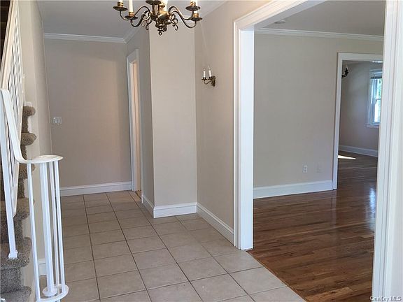 3rd image of 5 Loewen Ct
