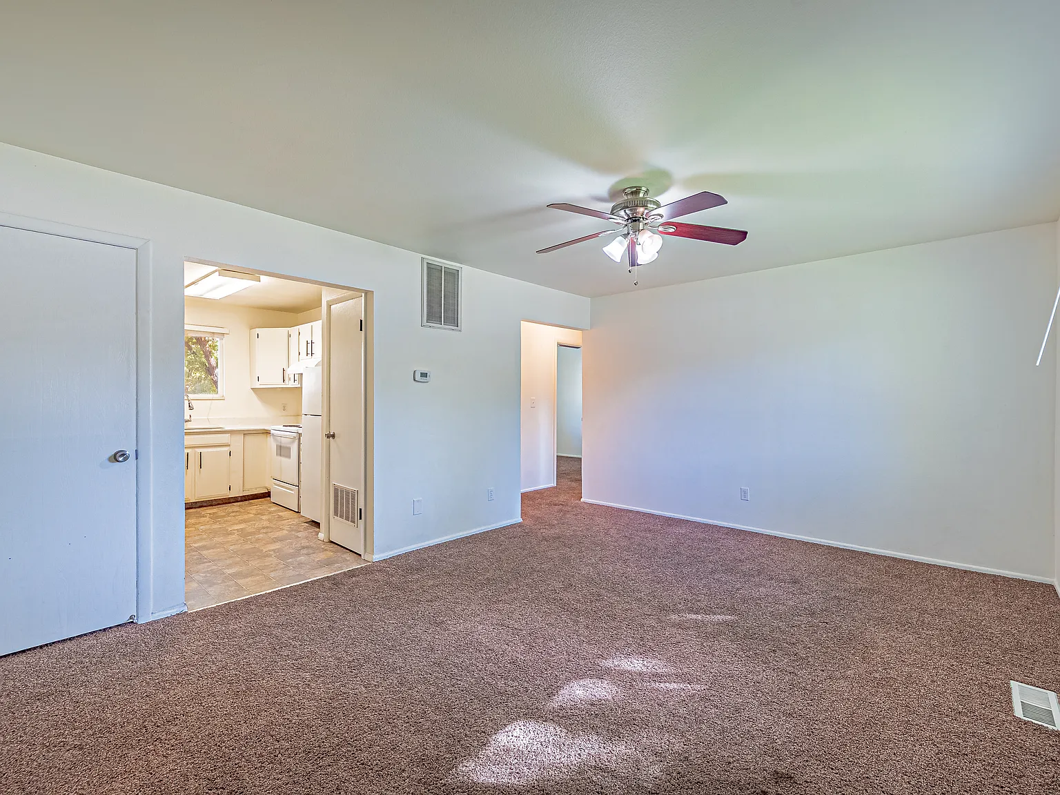 2 bed, 917 sqft, $1,275 — Photo 2