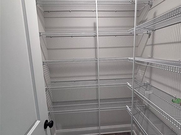 5th image of 716 Calumet Cir