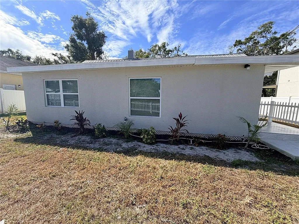 4 bed, 2.0 bath, 1986 sqft, $2,700 — Photo 4