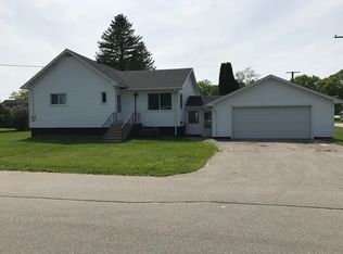 4225 8th St, Menominee, MI 49858