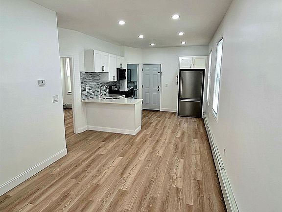 3rd image of 129 W 27th St #3