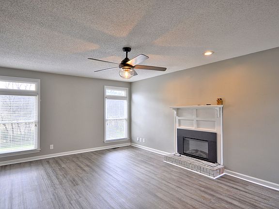 4th image of 692 W Creek Dr