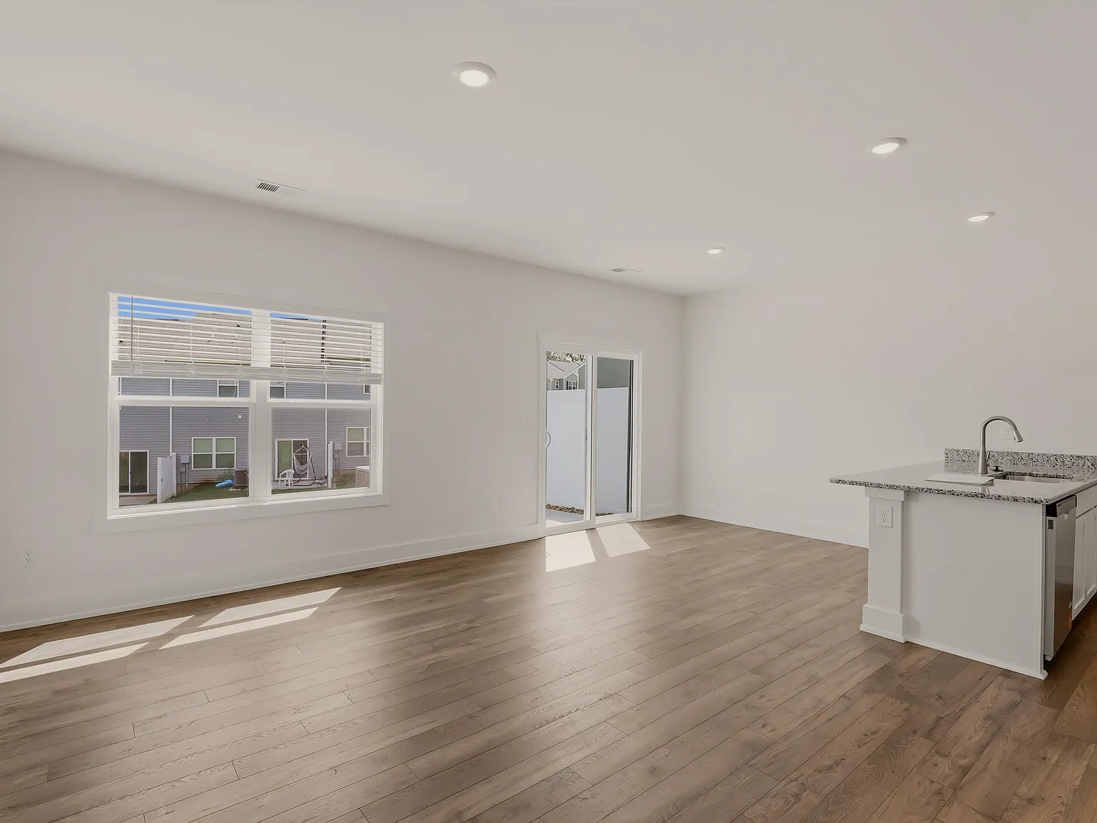 3 bed, 2.5 bath, 1380 sqft, $1,900 — Photo 3