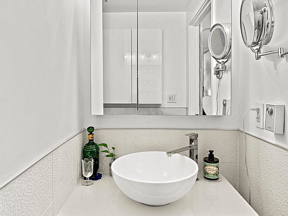 5th image of 555 4th St Unit 916