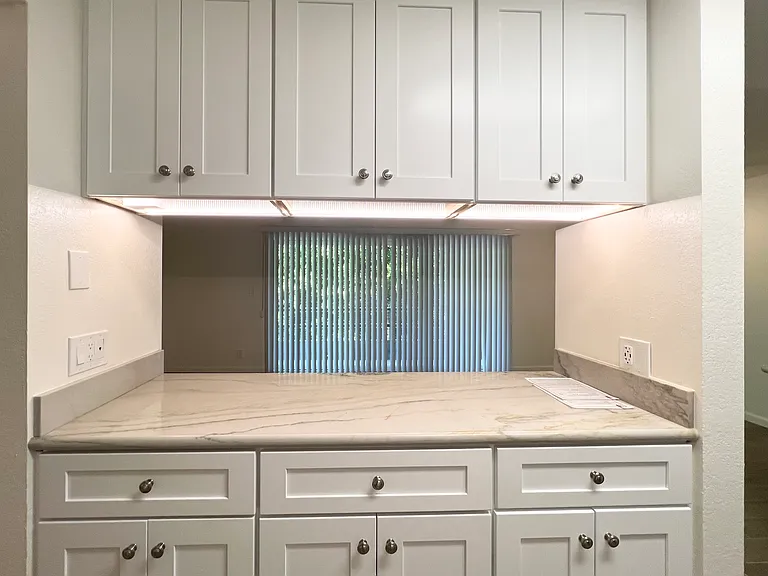 Kitchen bar and countertop w/granite countertops