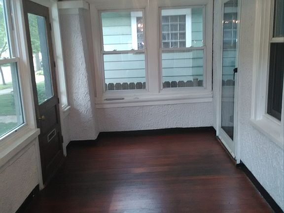 3rd image of 542 S Oak Park Ave