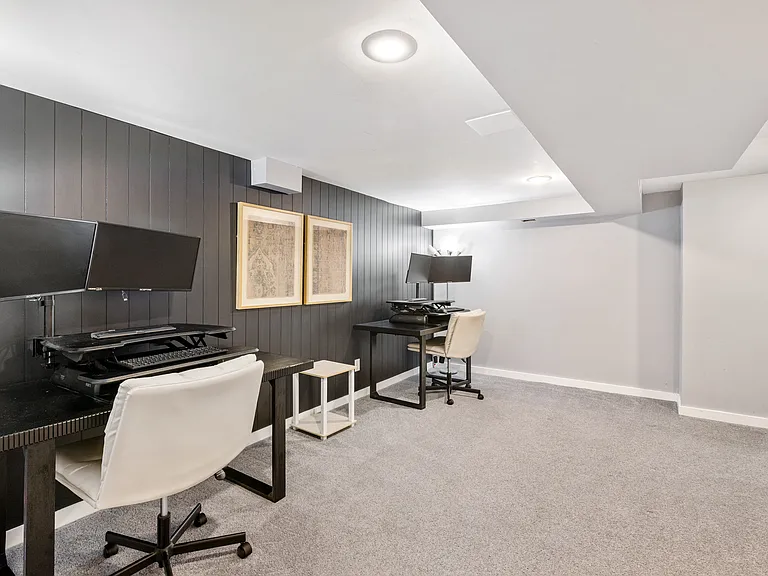 2140 Adrienne Dr — Photo 32