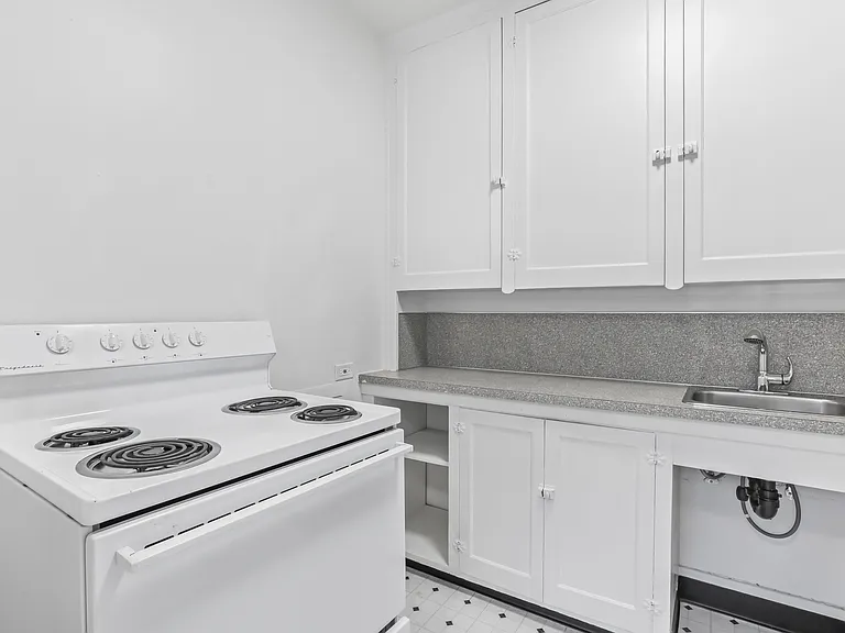 2128 SE Hawthorne Blvd - Caldwell Apartments — Photo 10