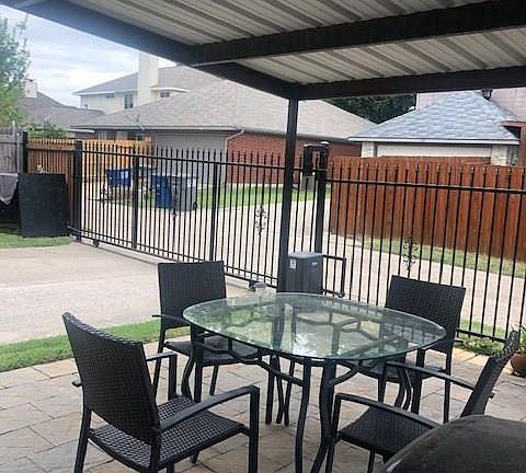 4th image of 625 English Oak Dr