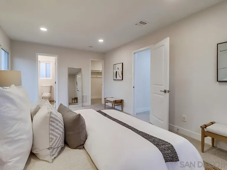 Big bedroom with balcony patio