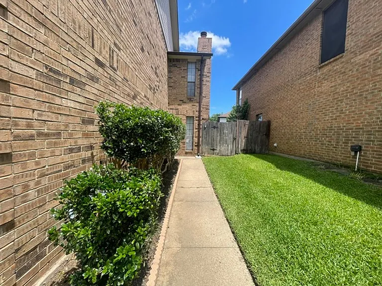 1226 W Hudgins St — Photo 3