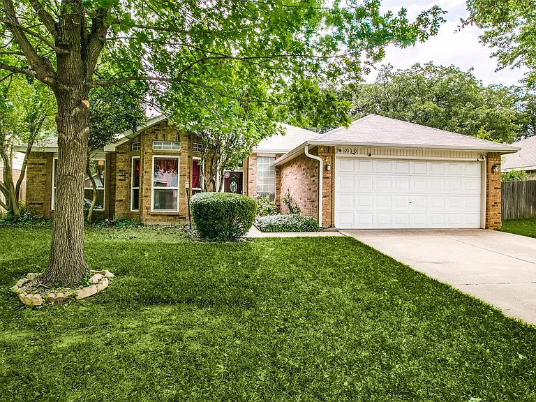 Amazing 3 bed 2 bath home in Grapevine. So close to shopping, restaurants and highways