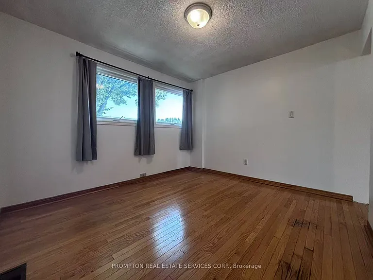22 Poplar Cres — Photo 9
