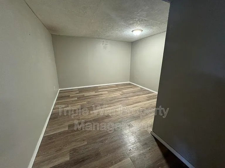 513 Coachway Ln — Photo 34