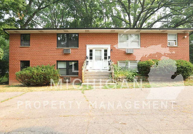 883 Emerald Ave NE — Photo 1