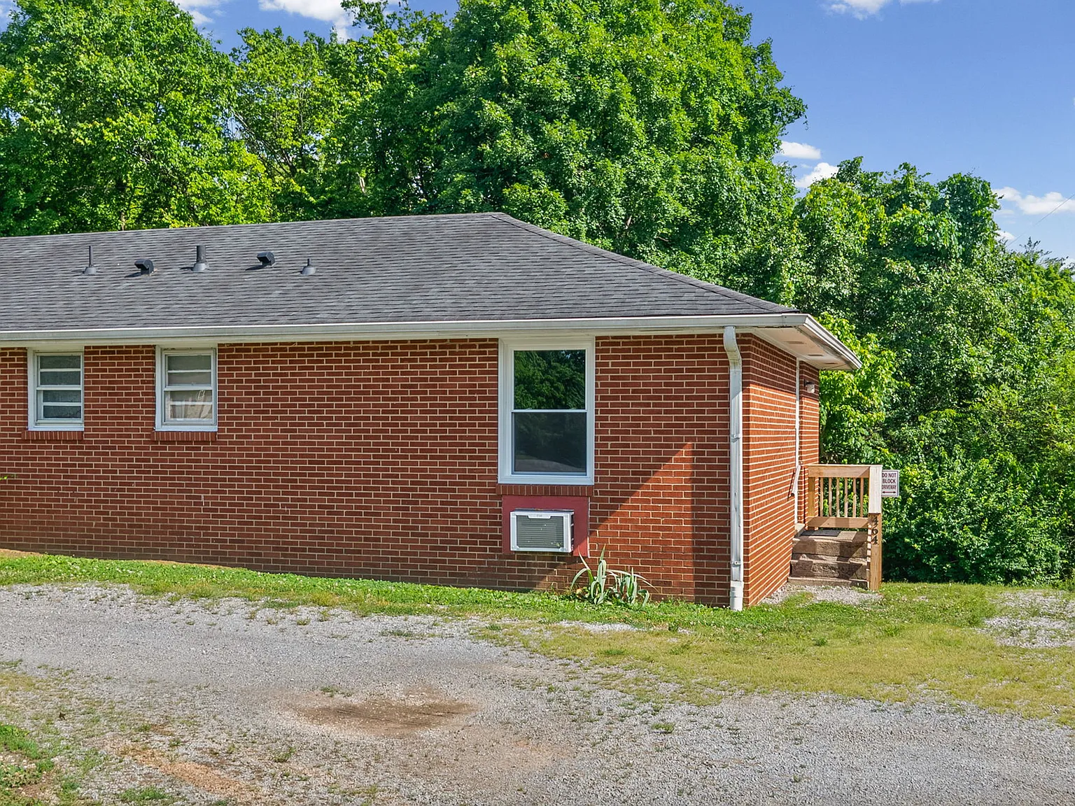 466 Circle Dr — Photo 3