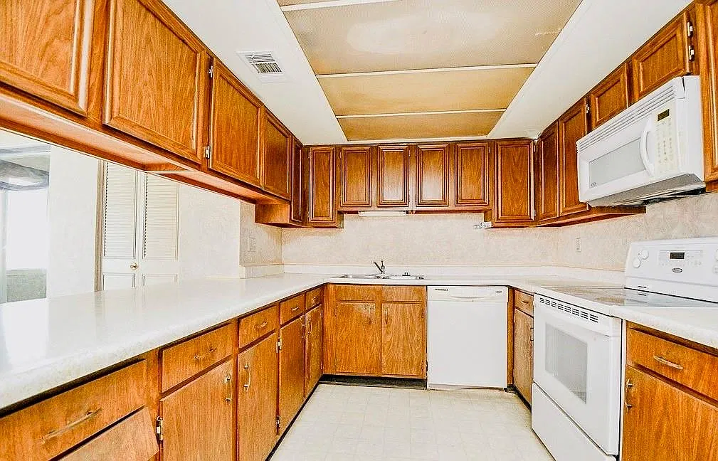 4 bed, 2.5 bath, 1986 sqft, $1,990 — Photo 3