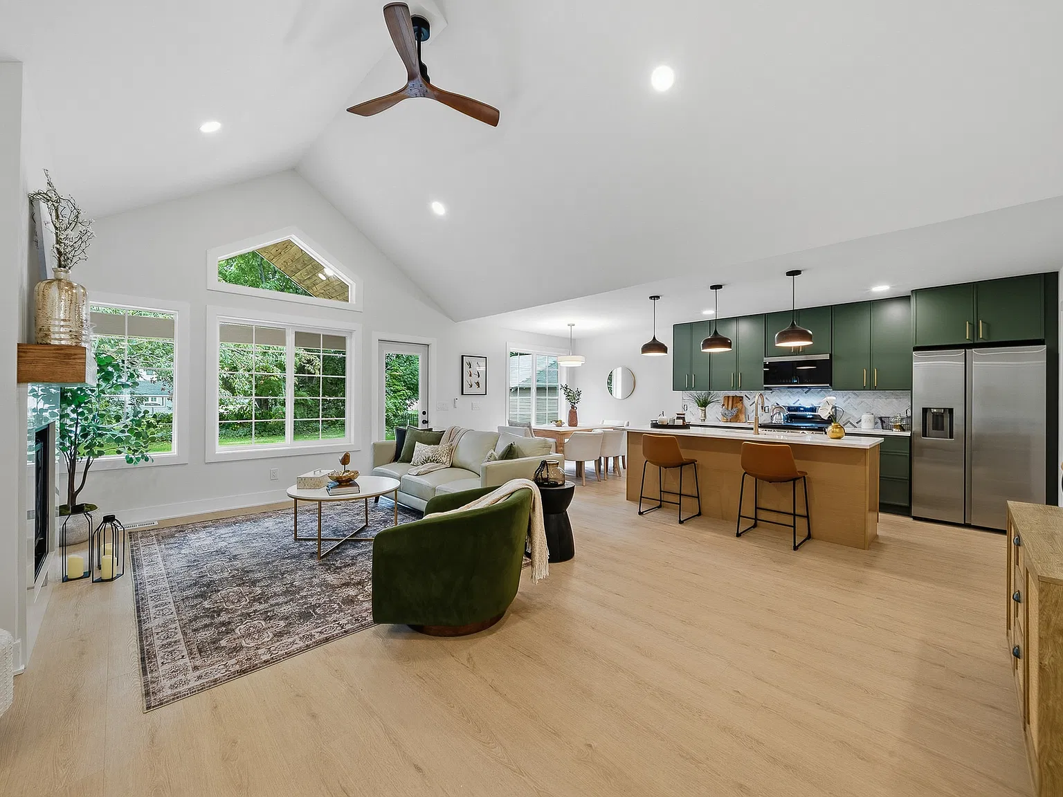 4 bed, 2500 sqft, $5,000 — Photo 2