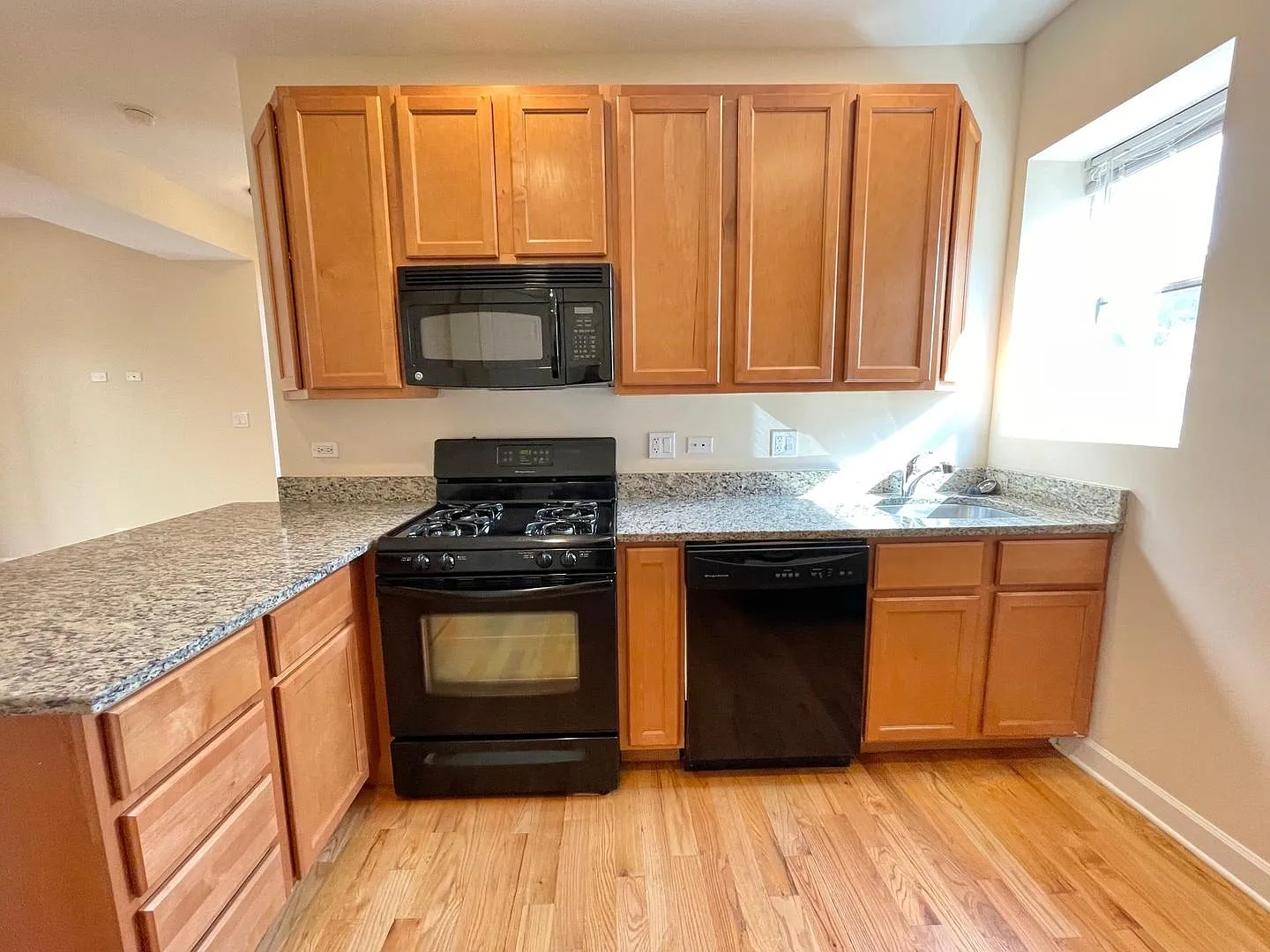2 bed, 950 sqft, $2,246 — Photo 2