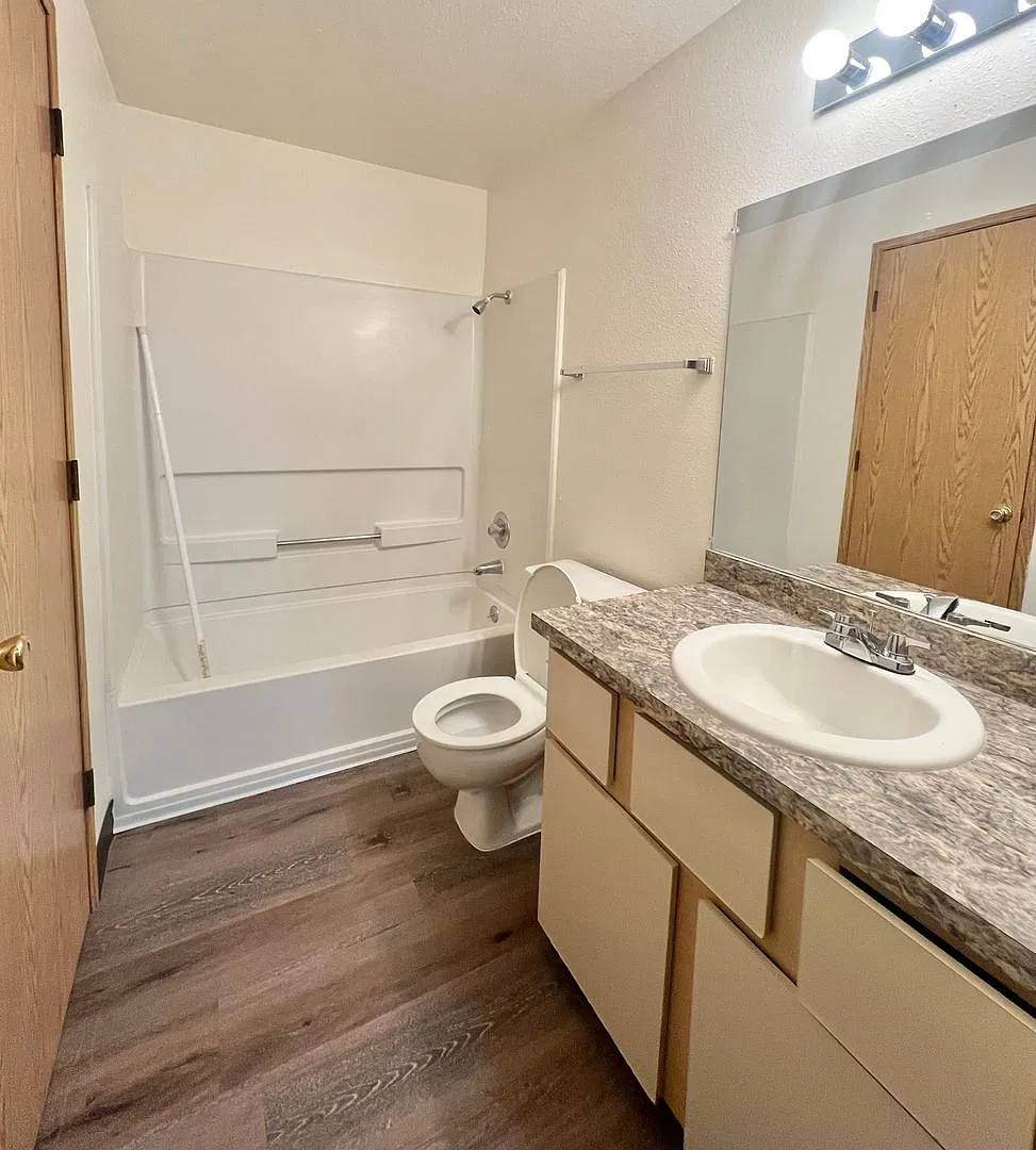 Willow Creek Apartments — Photo 4