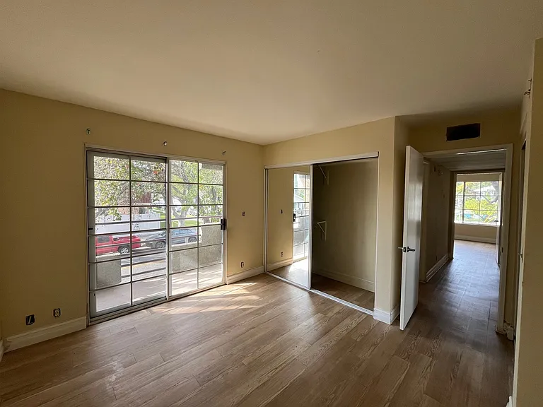 2908 W Victory Blvd #K — Photo 4